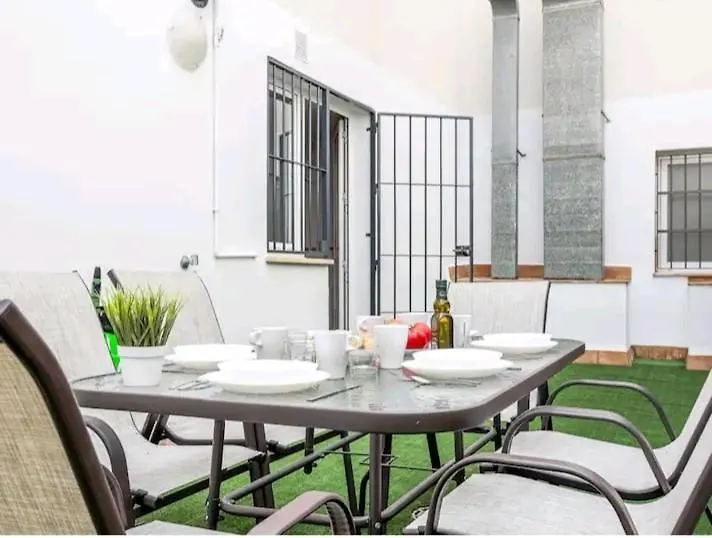 Apartamento con patio y piscina cerca de Sevilla La Algaba Appartamento