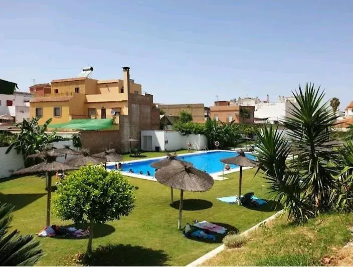 Apartamento con patio y piscina cerca de Sevilla La Algaba